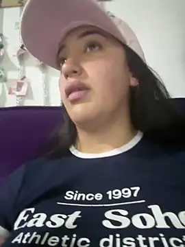 Snapshot of Hannahoff chatting on 03/08/25, 12:22 Hannahoff online show from 03/08/25, 12:22