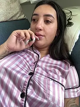 Snapshot of Hannahoff chatting on 10/19/25, 05:13 Hannahoff online show from 10/19/25, 05:13