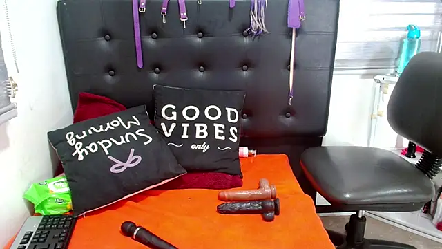 Snapshot of VIOLETTA-HOT chatting on 02/20/25, 11:31 VIOLETTA-HOT online show from 02/20/25, 11:31