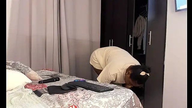  yisela  online show from 02/05/25, 12:20