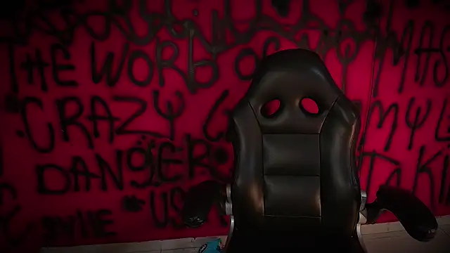 Snapshot of Laura_takint chatting on 02/24/25, 04:04 Laura takint online show from 02/24/25, 04:04