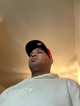 Snapshot of marhi32 chatting on 10/24/25, 09:33 marhi32 online show from 10/24/25, 09:33