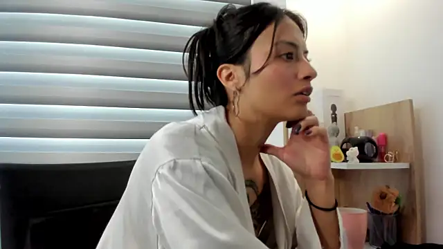 Snapshot of nia__white chatting on 02/21/25, 05:20 nia white online show from 02/21/25, 05:20