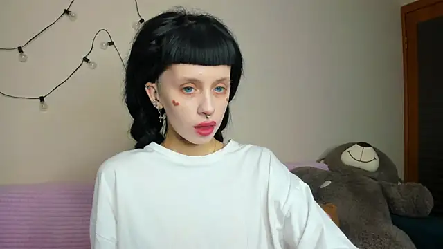 Snapshot of FlowerOfSin2001 chatting on 09/12/25, 12:49 FlowerOfSin2001 online show from 09/12/25, 12:49