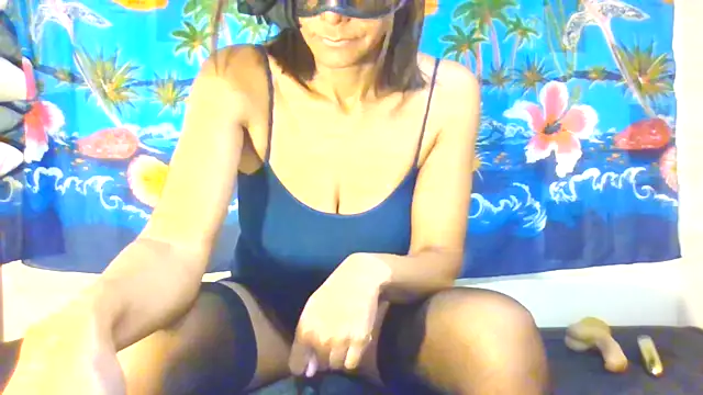 Snapshot of laetitiafun chatting on 03/10/25, 01:10 laetitiafun online show from 03/10/25, 01:10