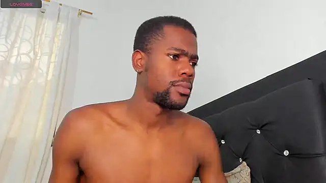 Snapshot of santi_brown chatting on 10/11/25, 09:35 santi brown online show from 10/11/25, 09:35