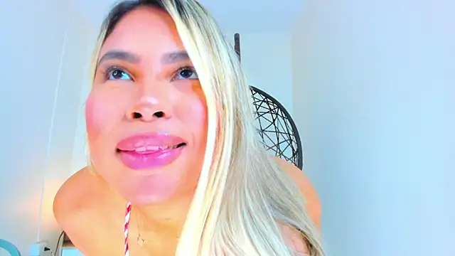 Snapshot of Carlota_peach chatting on 03/07/25, 10:13 Carlota peach online show from 03/07/25, 10:13