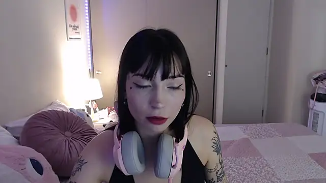 latinpetit online show from 03/15/25, 01:52