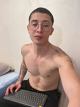 Snapshot of sebas_1122 chatting on 05/24/26, 10:37 sebas 1122 online show from 05/24/26, 10:37