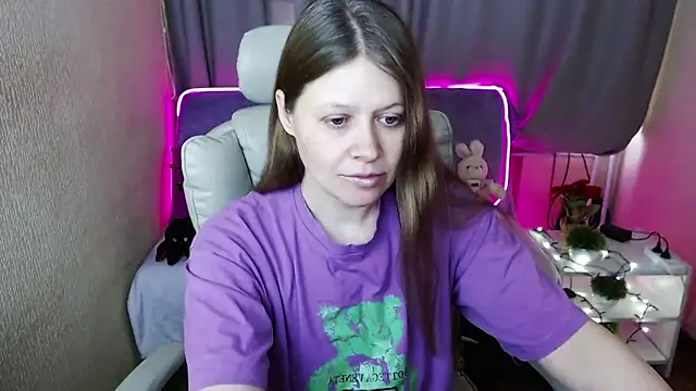 Snapshot of alekasamui chatting on 02/05/25, 04:37 alekasamui online show from 02/05/25, 04:37