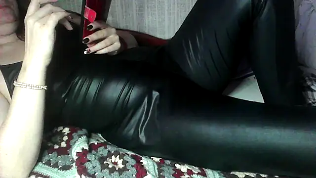 Alma Evelynne online show from 12/17/25, 09:48