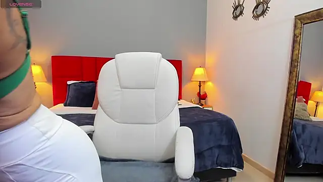  Nicoletteshea  online show from 12/18/25, 08:37