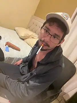 Snapshot of Tomthelong chatting on 02/06/25, 11:43 Tomthelong online show from 02/06/25, 11:43