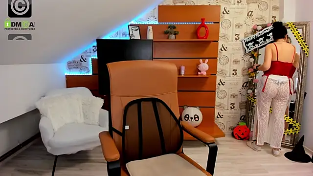 EmillyTaylor online show from 10/28/25, 04:38