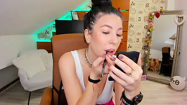 EmillyTaylor online show from 11/11/25, 04:45