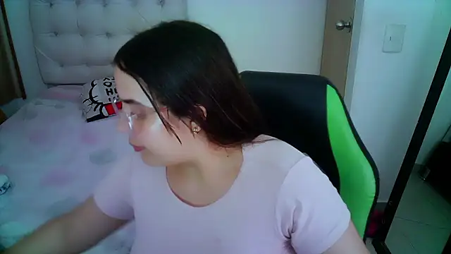 Snapshot of _alicia_z chatting on 12/03/24, 12:24 alicia z online show from 12/03/24, 12:24