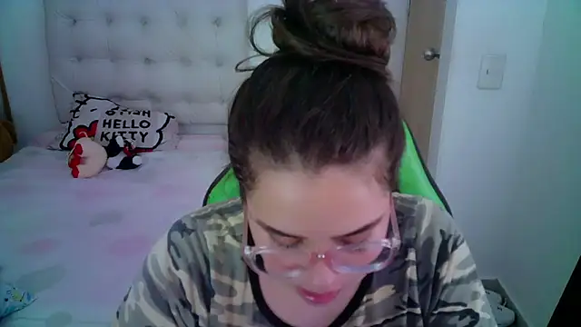 Snapshot of _alicia_z chatting on 12/05/24, 07:49 alicia z online show from 12/05/24, 07:49