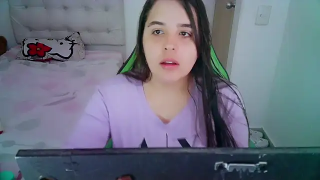 Snapshot of _alicia_z chatting on 12/13/24, 05:32 alicia z online show from 12/13/24, 05:32