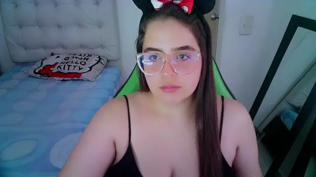 Snapshot of _alicia_z chatting on 12/17/24, 06:09 alicia z online show from 12/17/24, 06:09