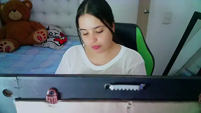 Snapshot of _alicia_z chatting on 12/19/24, 05:40 alicia z online show from 12/19/24, 05:40