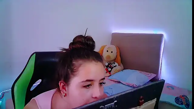 Snapshot of _alicia_z chatting on 02/01/25, 05:26 alicia z online show from 02/01/25, 05:26