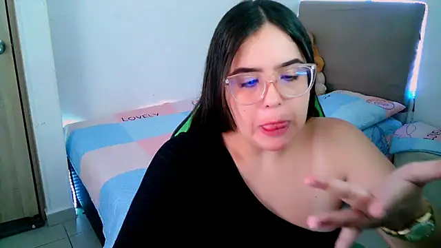 Snapshot of _alicia_z chatting on 02/15/25, 05:39 alicia z online show from 02/15/25, 05:39