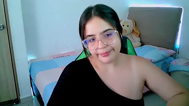 Snapshot of _alicia_z chatting on 02/15/25, 08:43 alicia z online show from 02/15/25, 08:43