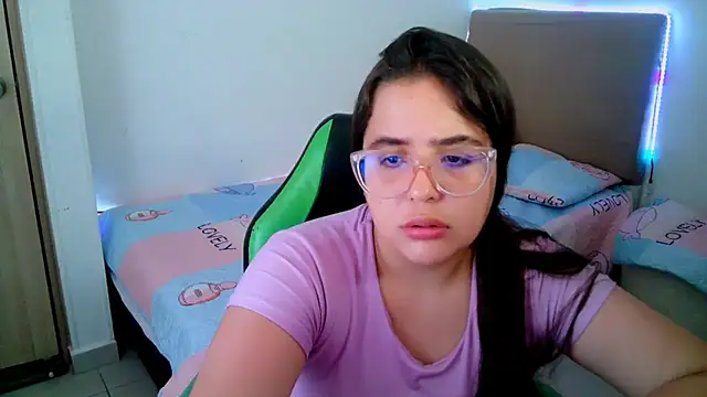 Snapshot of _alicia_z chatting on 02/21/25, 06:04 alicia z online show from 02/21/25, 06:04