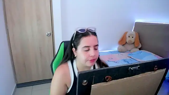 Snapshot of _alicia_z chatting on 02/26/25, 06:54 alicia z online show from 02/26/25, 06:54