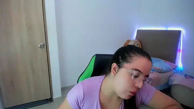 Snapshot of _alicia_z chatting on 03/19/25, 05:50 alicia z online show from 03/19/25, 05:50