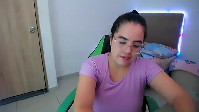 Snapshot of _alicia_z chatting on 03/19/25, 08:54 alicia z online show from 03/19/25, 08:54