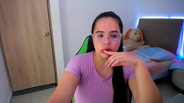 Snapshot of _alicia_z chatting on 03/21/25, 10:06 alicia z online show from 03/21/25, 10:06