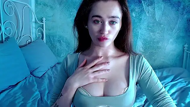 Snapshot of millllina chatting on 12/16/25, 01:21 millllina online show from 12/16/25, 01:21