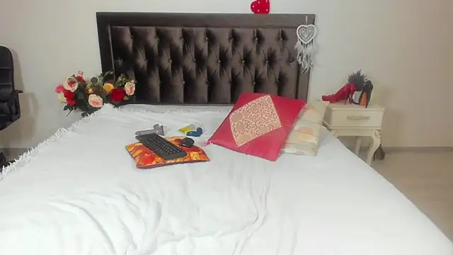 MarciaColins online show from 10/25/25, 06:57