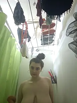 Snapshot of Snowbunnycake_131 chatting on 10/16/25, 08:04 Snowbunnycake 131 online show from 10/16/25, 08:04