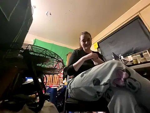 Snowbunnycake 131 online show from 12/15/25, 02:16