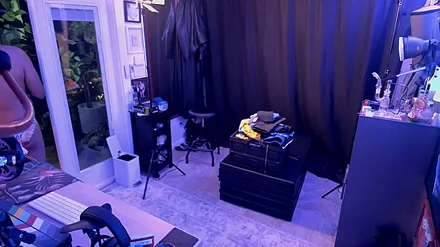 Briefs bud online show from 12/18/25, 05:24