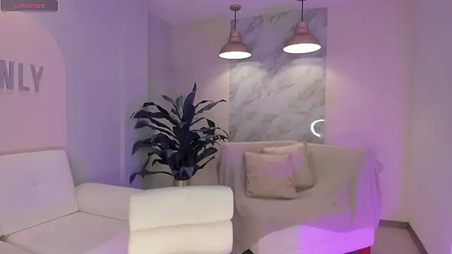 NiaHolland online show from 12/14/25, 06:12