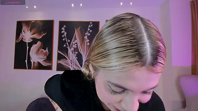 NiaHolland online show from 02/01/26, 05:55