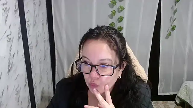 Sonialorens  online show from 03/13/25, 12:02