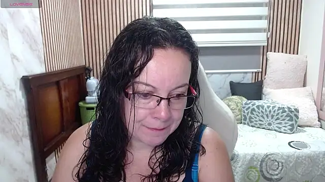 Snapshot of Sonialorens_ chatting on 06/08/26, 01:11 Sonialorens online show from 06/08/26, 01:11