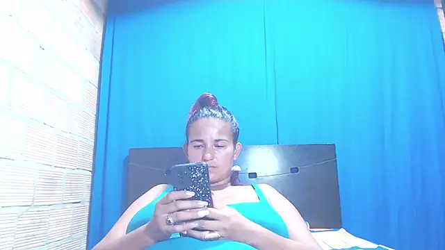 Snapshot of isabella_dirty69 chatting on 01/16/25, 08:33 isabella dirty69 online show from 01/16/25, 08:33