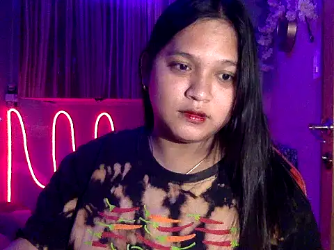 Snapshot of EmpressYna chatting on 09/24/25, 06:11 EmpressYna online show from 09/24/25, 06:11