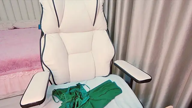 Snapshot of Girl__Funny chatting on 12/29/24, 05:01 Girl  Funny online show from 12/29/24, 05:01