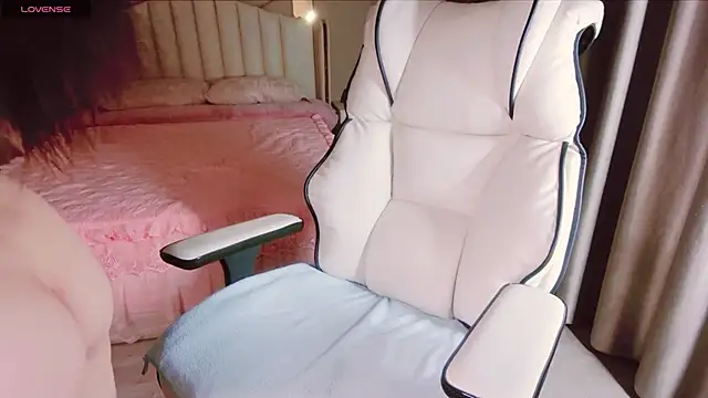 Snapshot of Girl__Funny chatting on 01/25/25, 04:13 Girl  Funny online show from 01/25/25, 04:13