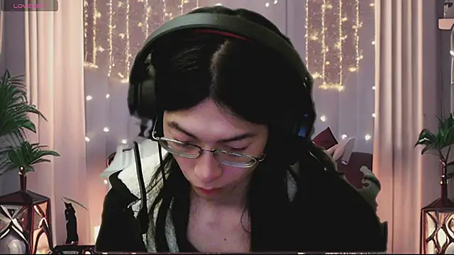 Snapshot of CrytinaSissyCrossdress chatting on 04/23/26, 01:35 CrytinaSissyCrossdress online show from 04/23/26, 01:35