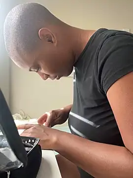 Snapshot of HoneyDripHer chatting on 10/13/25, 01:33 HoneyDripHer online show from 10/13/25, 01:33