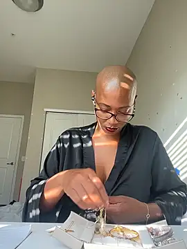 Snapshot of HoneyDripHer chatting on 11/05/25, 01:44 HoneyDripHer online show from 11/05/25, 01:44