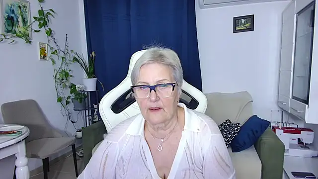 Snapshot of Selenna57 chatting on 04/15/26, 05:31 Selenna57 online show from 04/15/26, 05:31