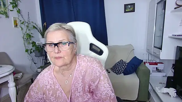 Snapshot of Selenna57 chatting on 04/16/26, 05:03 Selenna57 online show from 04/16/26, 05:03